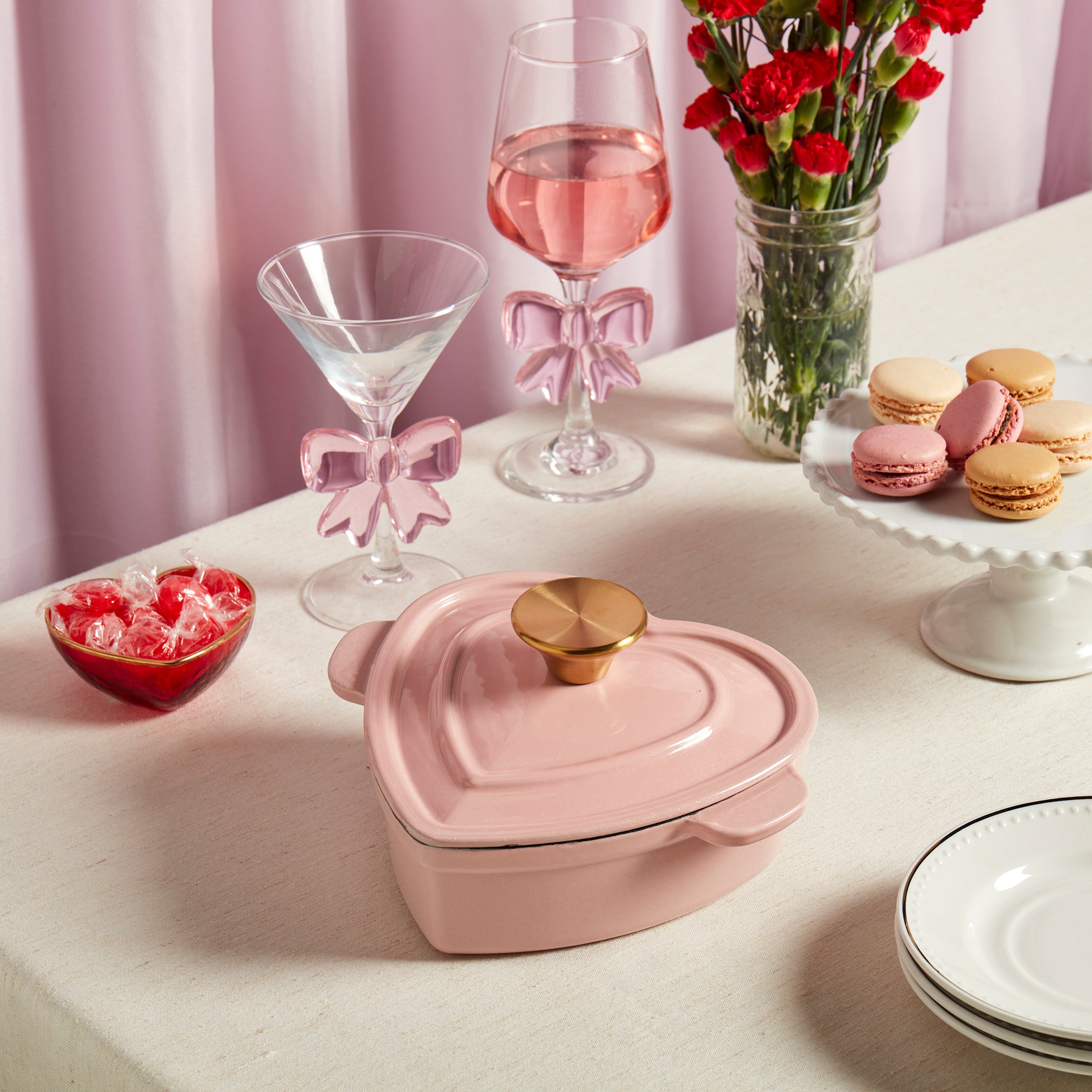 1-Quart Heart-Shaped Enameled Cast Iron Dutch Oven, Pink – Smith