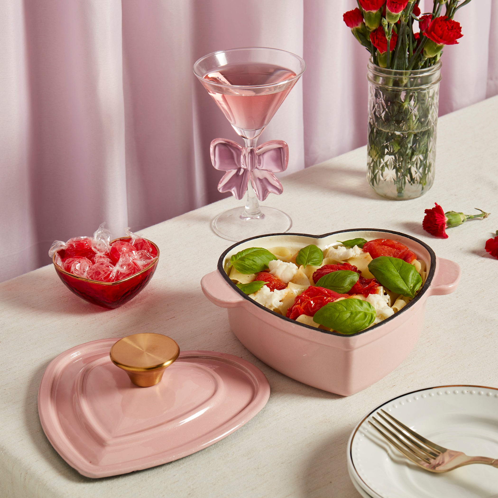 1-Quart Heart-Shaped Enameled Cast Iron Dutch Oven, Pink – Smith