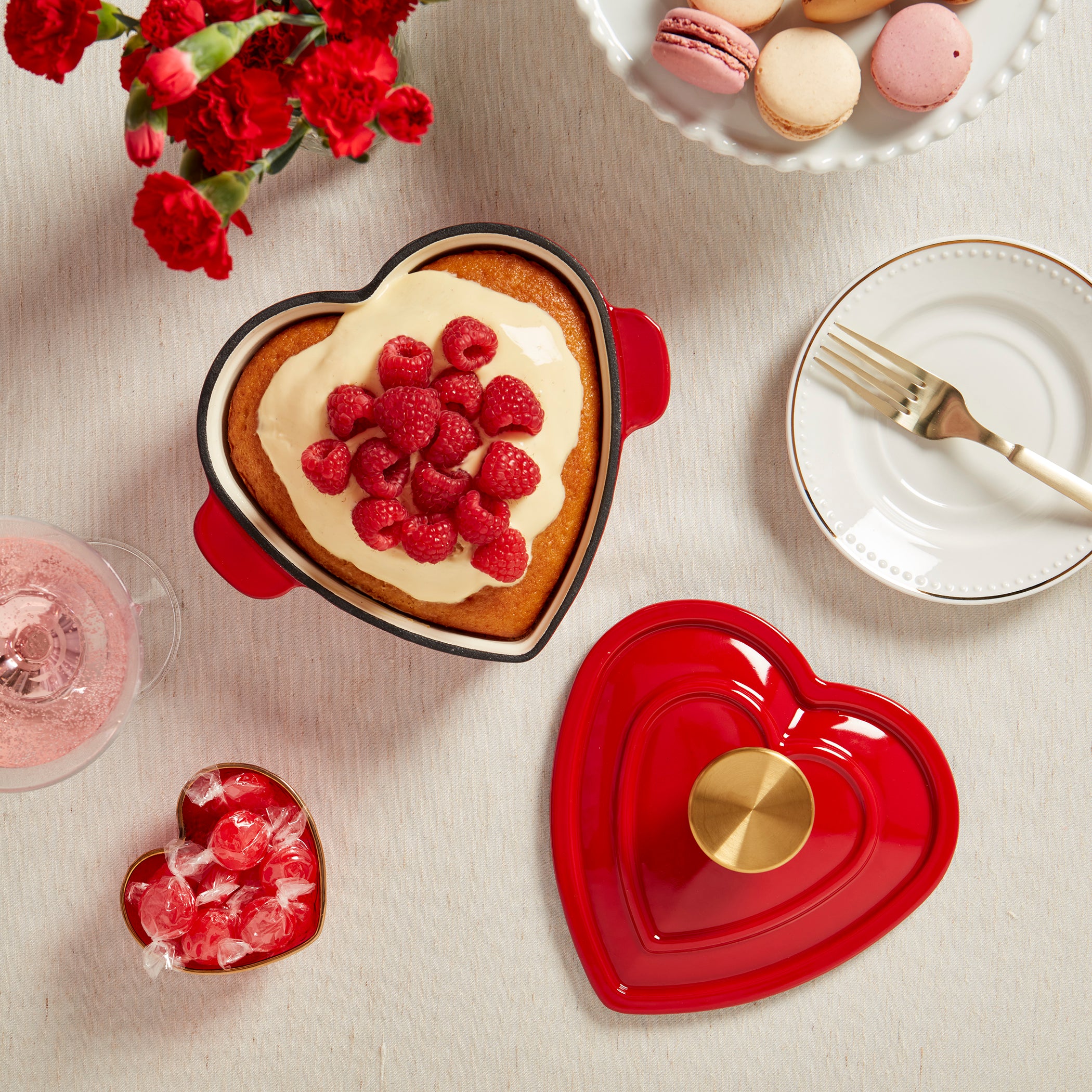 1-Quart Heart-Shaped Enameled Cast Iron Dutch Oven, Red – Smith